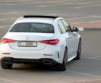 Mercedes-Benz C200 2023 beschikbaar voor verhuur in Dubai, met een kilometerlimiet van 250 km/dag.