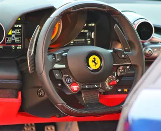 Interieur van Ferrari F8 te huur in de VAE. Een geweldige auto met 2 zitplaatsen en een Automatisch transmissie.