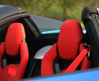 Interieur van Chevrolet Corvette te huur in de VAE. Een geweldige auto met 2 zitplaatsen en een Automatisch transmissie.