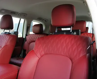 Interieur van Nissan Patrol te huur in de VAE. Een geweldige auto met 7 zitplaatsen en een Automatisch transmissie.