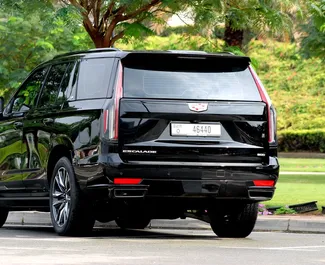 Cadillac Escalade 2023 beschikbaar voor verhuur in Dubai, met een kilometerlimiet van 250 km/dag.