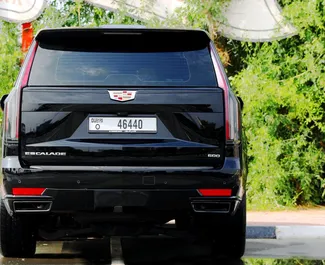 Interieur van Cadillac Escalade te huur in de VAE. Een geweldige auto met 7 zitplaatsen en een Automatisch transmissie.