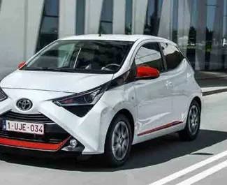 Vooraanzicht van een huurauto Toyota Aygo op Rhodos, Griekenland ✓ Auto #5845. ✓ Transmissie Handmatig TM ✓ 0 beoordelingen.