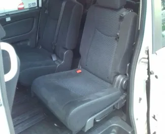 Benzine motor van 2,0L van Nissan Serena 2014 te huur in Limassol.