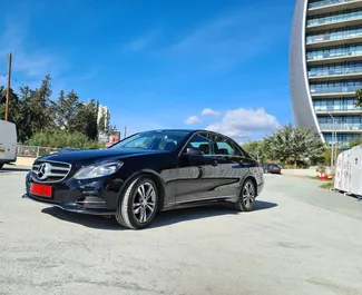 Vooraanzicht van een huurauto Mercedes-Benz E-Class in Limassol, Cyprus ✓ Auto #5922. ✓ Transmissie Automatisch TM ✓ 0 beoordelingen.