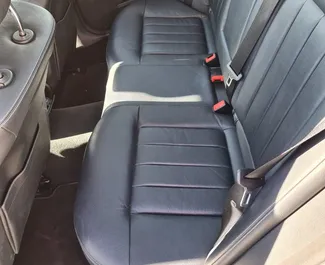 Interieur van Mercedes-Benz E-Class te huur in Cyprus. Een geweldige auto met 5 zitplaatsen en een Automatisch transmissie.