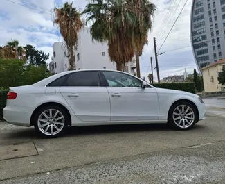 Interieur van Audi A4 te huur in Cyprus. Een geweldige auto met 5 zitplaatsen en een Automatisch transmissie.