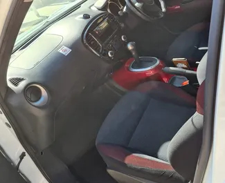 Interieur van Nissan Juke te huur in Cyprus. Een geweldige auto met 5 zitplaatsen en een Automatisch transmissie.