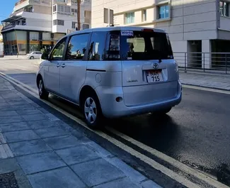 Toyota Sienta 2015 beschikbaar voor verhuur in Limassol, met een kilometerlimiet van onbeperkt.