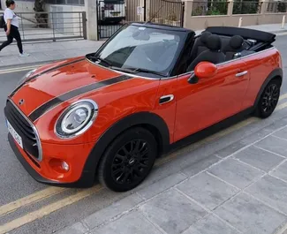 Benzine motor van 1,6L van Mini Cooper Cabrio 2019 te huur in Limassol.