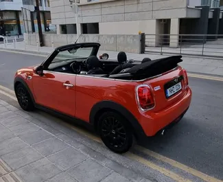 Interieur van Mini Cooper Cabrio te huur in Cyprus. Een geweldige auto met 4 zitplaatsen en een Automatisch transmissie.