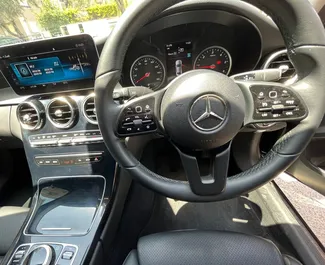 Interieur van Mercedes-Benz C-Class te huur in Cyprus. Een geweldige auto met 5 zitplaatsen en een Automatisch transmissie.