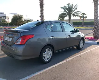 Verhuur Nissan Versa. Economy, Comfort Auto te huur in de VAE ✓ Borg van Borg van 1500 AED ✓ Verzekeringsmogelijkheden TPL.