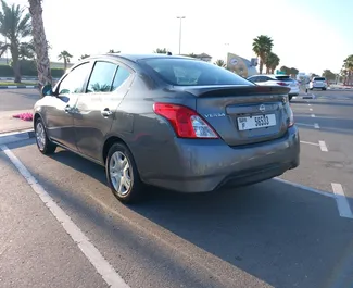 Autohuur Nissan Versa 2021 in in de VAE, met Benzine brandstof en  pk ➤ Vanaf 95 AED per dag.