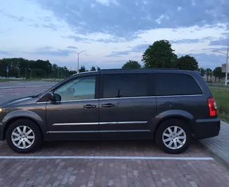 Interieur van Chrysler Town & Country te huur in Wit-Rusland. Een geweldige auto met 7 zitplaatsen en een Automatisch transmissie.