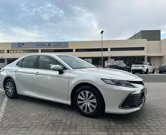 Autohuur Toyota Camry 2023 in in de VAE, met Benzine brandstof en 210 pk ➤ Vanaf 140 AED per dag.