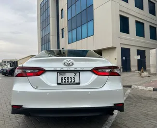 Verhuur Toyota Camry. Comfort, Premium Auto te huur in de VAE ✓ Borg van Borg van 1500 AED ✓ Verzekeringsmogelijkheden TPL, CDW.