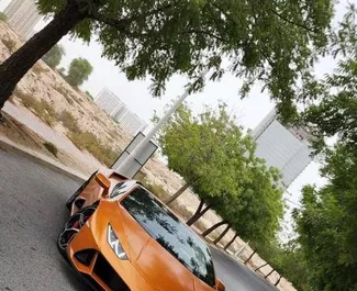 Vooraanzicht van een huurauto Lamborghini Huracan Evo Cabrio in Dubai, Verenigde Arabische Emiraten ✓ Auto #5998. ✓ Transmissie Automatisch TM ✓ 0 beoordelingen.