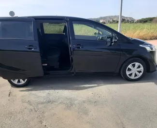 Vooraanzicht van een huurauto Toyota Sienta in Larnaca, Cyprus ✓ Auto #6519. ✓ Transmissie Automatisch TM ✓ 0 beoordelingen.