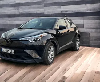 Vooraanzicht van een huurauto Toyota C-HR in Tbilisi, Georgië ✓ Auto #6327. ✓ Transmissie Automatisch TM ✓ 0 beoordelingen.