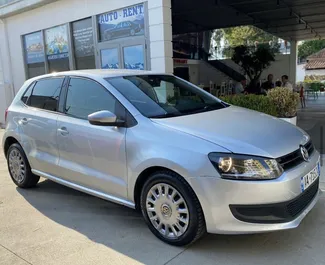 Vooraanzicht van een huurauto Volkswagen Polo in Tirana, Albanië ✓ Auto #6425. ✓ Transmissie Handmatig TM ✓ 4 beoordelingen.