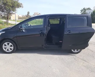 Interieur van Toyota Sienta te huur in Cyprus. Een geweldige auto met 7 zitplaatsen en een Automatisch transmissie.