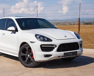 Vooraanzicht van een huurauto Porsche Cayenne in Tbilisi, Georgië ✓ Auto #6291. ✓ Transmissie Automatisch TM ✓ 0 beoordelingen.