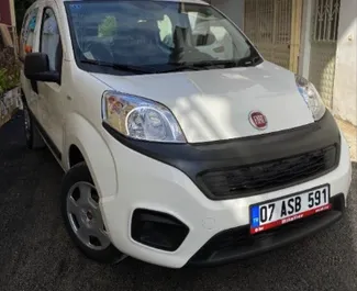 Vooraanzicht van een huurauto Fiat Fiorino op de luchthaven van Antalya, Turkije ✓ Auto #6449. ✓ Transmissie Handmatig TM ✓ 0 beoordelingen.