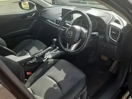 Benzine motor van 1,5L van Mazda Axela 2015 te huur in Larnaca.