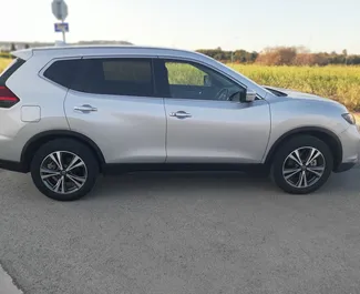 Vooraanzicht van een huurauto Nissan X-Trail in Larnaca, Cyprus ✓ Auto #6517. ✓ Transmissie Automatisch TM ✓ 0 beoordelingen.