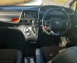 Verhuur Toyota Sienta. Economy, Comfort, Minivan Auto te huur in Cyprus ✓ Borg van Borg van 700 EUR ✓ Verzekeringsmogelijkheden TPL, CDW, Diefstal.