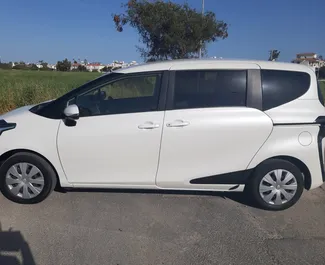 Vooraanzicht van een huurauto Toyota Sienta in Larnaca, Cyprus ✓ Auto #6518. ✓ Transmissie Automatisch TM ✓ 1 beoordelingen.