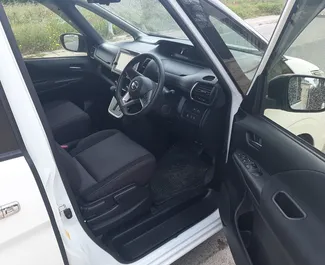 Verhuur Nissan Serena. Comfort, Minivan Auto te huur in Cyprus ✓ Borg van Borg van 900 EUR ✓ Verzekeringsmogelijkheden TPL, CDW, Diefstal.