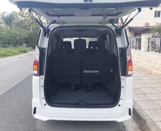 Nissan Serena 2018 beschikbaar voor verhuur in Larnaca, met een kilometerlimiet van onbeperkt.