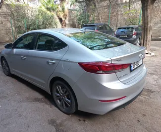 Benzine motor van 2,0L van Hyundai Elantra 2018 te huur op de luchthaven van Tbilisi.