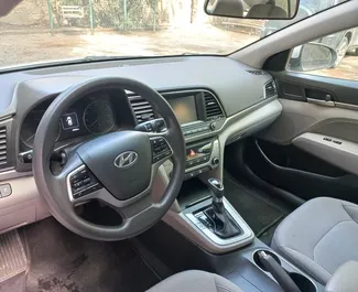 Interieur van Hyundai Elantra te huur in Georgië. Een geweldige auto met 4 zitplaatsen en een Automatisch transmissie.