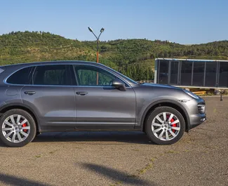 Autohuur Porsche Cayenne Turbo 2011 in in Georgië, met Benzine brandstof en 500 pk ➤ Vanaf 320 GEL per dag.