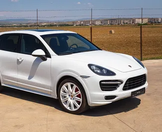 Vooraanzicht van een huurauto Porsche Cayenne in Tbilisi, Georgië ✓ Auto #6290. ✓ Transmissie Automatisch TM ✓ 0 beoordelingen.