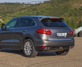 Benzine motor van 4,8L van Porsche Cayenne Turbo 2011 te huur in Tbilisi.