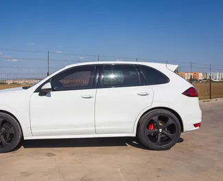 Autohuur Porsche Cayenne 2013 in in Georgië, met Benzine brandstof en 420 pk ➤ Vanaf 320 GEL per dag.