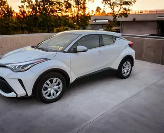 Vooraanzicht van een huurauto Toyota C-HR in Tbilisi, Georgië ✓ Auto #6522. ✓ Transmissie Automatisch TM ✓ 1 beoordelingen.