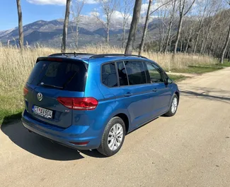 Autohuur Volkswagen Touran 2017 in in Montenegro, met Diesel brandstof en 125 pk ➤ Vanaf 47 EUR per dag.