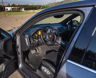 Interieur van Porsche Cayenne Turbo te huur in Georgië. Een geweldige auto met 5 zitplaatsen en een Automatisch transmissie.