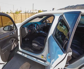 Interieur van Porsche Cayenne te huur in Georgië. Een geweldige auto met 5 zitplaatsen en een Automatisch transmissie.