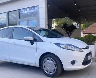 Vooraanzicht van een huurauto Ford Fiesta in Tirana, Albanië ✓ Auto #6343. ✓ Transmissie Handmatig TM ✓ 3 beoordelingen.