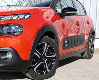 Vooraanzicht van een huurauto Citroen C3 op Kreta, Griekenland ✓ Auto #6443. ✓ Transmissie Automatisch TM ✓ 0 beoordelingen.