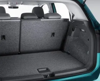 Interieur van Volkswagen T-Cross te huur in Griekenland. Een geweldige auto met 5 zitplaatsen en een Automatisch transmissie.