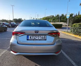 Hybride motor van 1,8L van Toyota Corolla Sedan 2022 te huur in Thessaloniki.