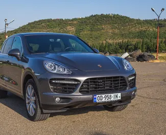 Vooraanzicht van een huurauto Porsche Cayenne Turbo in Tbilisi, Georgië ✓ Auto #6289. ✓ Transmissie Automatisch TM ✓ 1 beoordelingen.