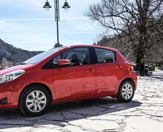 Vooraanzicht van een huurauto Toyota Yaris in Budva, Montenegro ✓ Auto #6295. ✓ Transmissie Automatisch TM ✓ 0 beoordelingen.